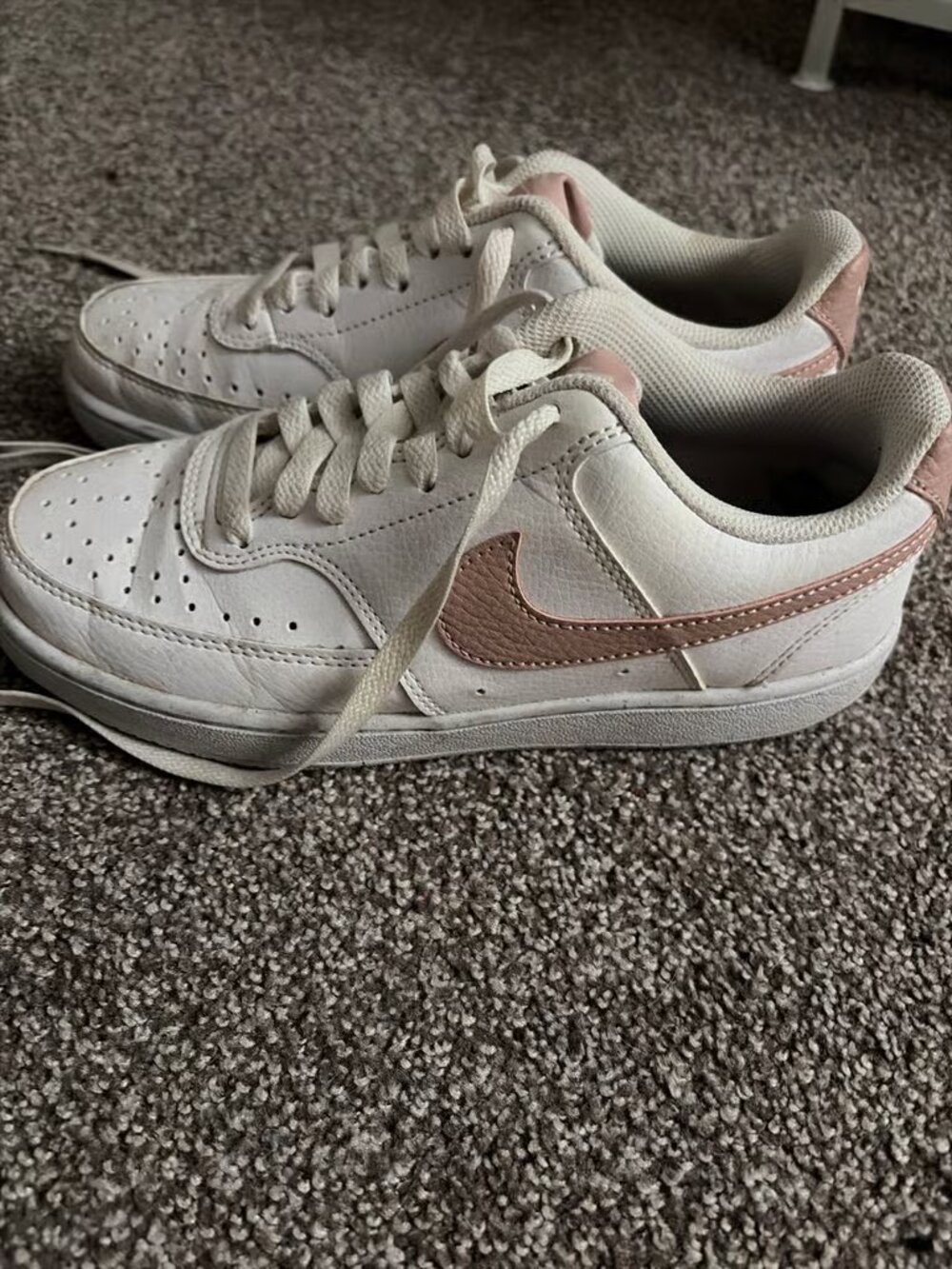 Women's Low-Top Basketball Shoes - Picture 2 of 3
